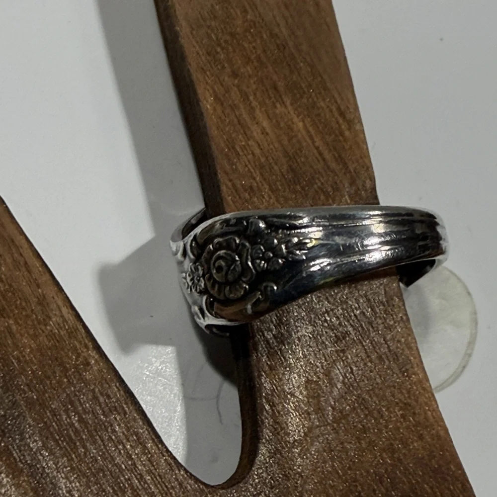 Elegant Roger’s Silver Floral Women's Ring; size 7